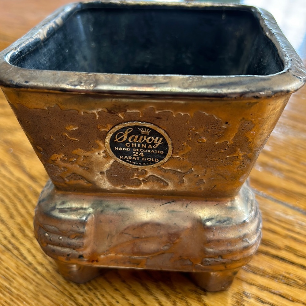 Savoy China brand gold planter/vase on 4 legs. Vintage. Weeping Gold pattern.